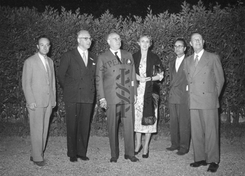 Foto di gruppo di alcuni partecipanti al ricevimento tenuto in Istituto Superiore di Sanità in occasione del Congresso internazionale di terapia medica. Nel gruppo: il Prof. Marotta (terzo da sinistra), il Dott. Massimo Pantaleoni (ultimo a destra)