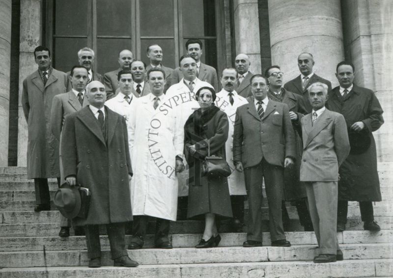 Foto di gruppo sulla scalinata dell'ingresso principale dell'Istituto Superiore di Sanità, in occasione del II corso di aggiornamento per i Direttori dei Laboratori chimici provinciali. Presente anche il Dott. Massimo Pantaleoni, in ultima fila (quarto da sinistra)