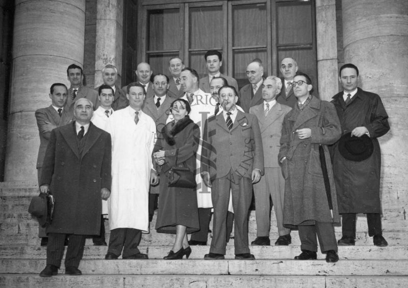 Foto di gruppo sulla scalinata dell'ingresso principale dell'Istituto Superiore di Sanità, in occasione del II corso di aggiornamento per i Direttori dei Laboratori chimici provinciali. Presente il Dott. Massimo Pantaleoni (ultima fila, quarto da sinistra)