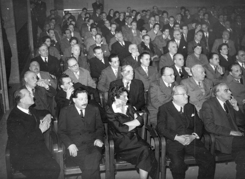 Parte dell'uditorio presente nell'aula magna dell'Istituto Superiore di Sanità durante la conferenza tenuta dal Prof. Giovanni Battista Bonino. Si riconoscono: in prima fila Dott. Massimo Pantaleoni (primo da sinistra), Prof. Ernst Boris Chain (secondo da sinistra), Dott.ssa Anne Beloff-Chain (terza da sinistra), in seconda fila Prof. Giuseppe Penso (quarto da sinistra)