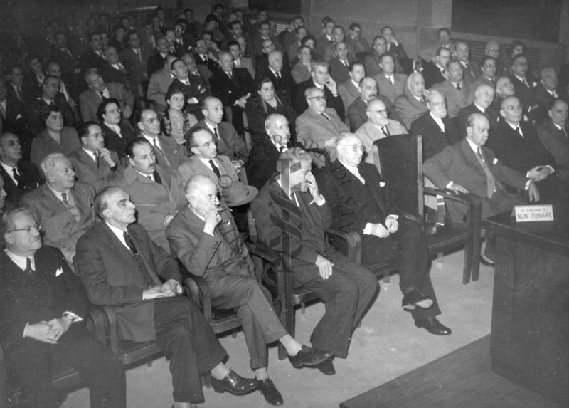 Parte dell'uditorio nell'aula magna dell'Istituto Superiore di Sanità durante la relazione del Prof. Bonino. Inquadrato il Prof. Marotta in prima fila (quinto da sinistra)