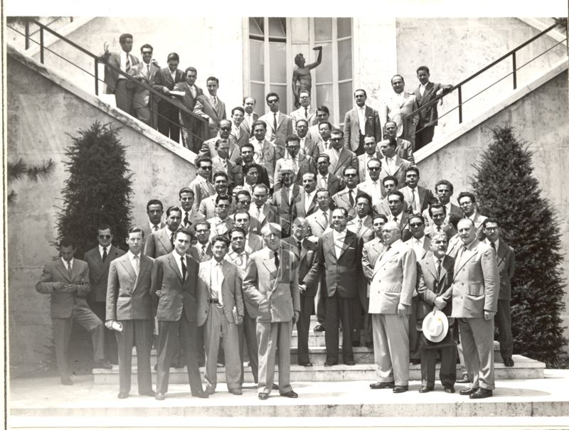 Foto di gruppo presso la scalinata che dall'edificio principale scende in giardino. Il terzo a destra, un po' di profilo è il Prof. Marotta