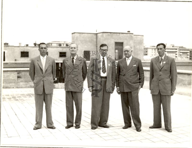 Foto di gruppo sulla terrazza dell'Istituto Superiore di Sanità. Il Prof. Sokolov insieme al Dott. Massimo Pantaleoni e al Prof. Domenico Marotta