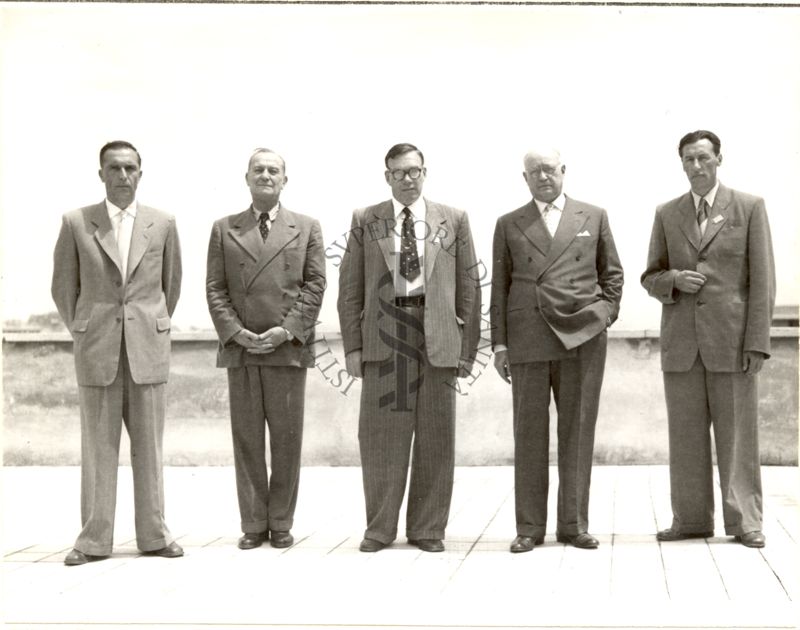 Foto di gruppo sulla terrazza dell'Istituto Superiore di Sanità. Il Prof. Sokolov, insieme al Dott. Giuseppe Pantaleoni e al Prof. Marotta