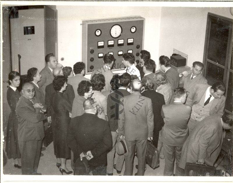 Gruppo in visita in un laboratorio dell'Istituto Superiore di Sanità, inquadrato dall'alto