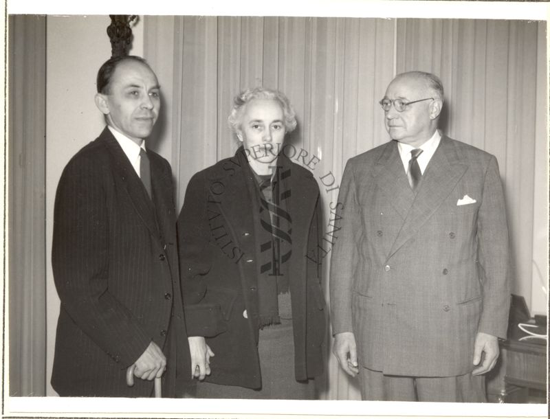 Il Prof. Dilworth Wayne Woolley (a sinistra), la Prof.ssa Janet McCarter (al centro) e il Prof. Domenico Marotta (a destra) in una sala dell'Istituto Superiore di Sanità