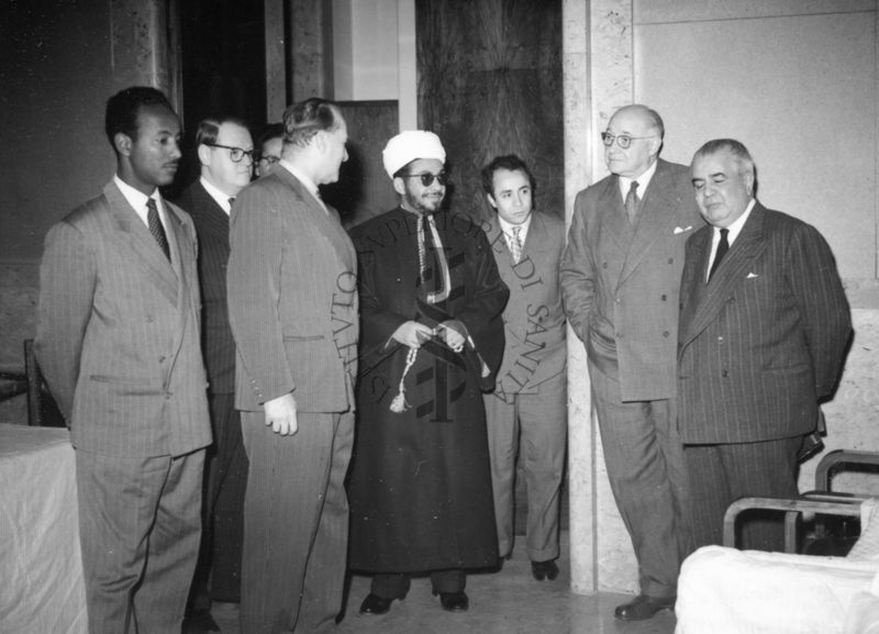 Foto di gruppo della delegazione dello Yemen all'interno dell'Istituto Superiore di Sanità con il Ministro dello Yemen accanto al Dott. Massimo Pantaleoni, Dott. Giuseppe Penso (secondo da sinistra) e il Prof. Domenico Marotta (secondo a destra), tra gli altri.