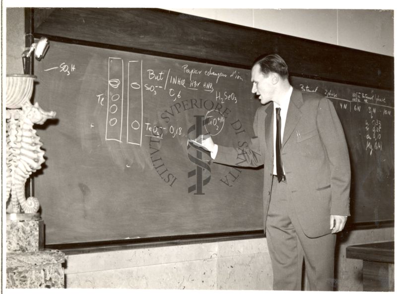 Il Prof. Michael Lederer alla lavagna dell'aula magna