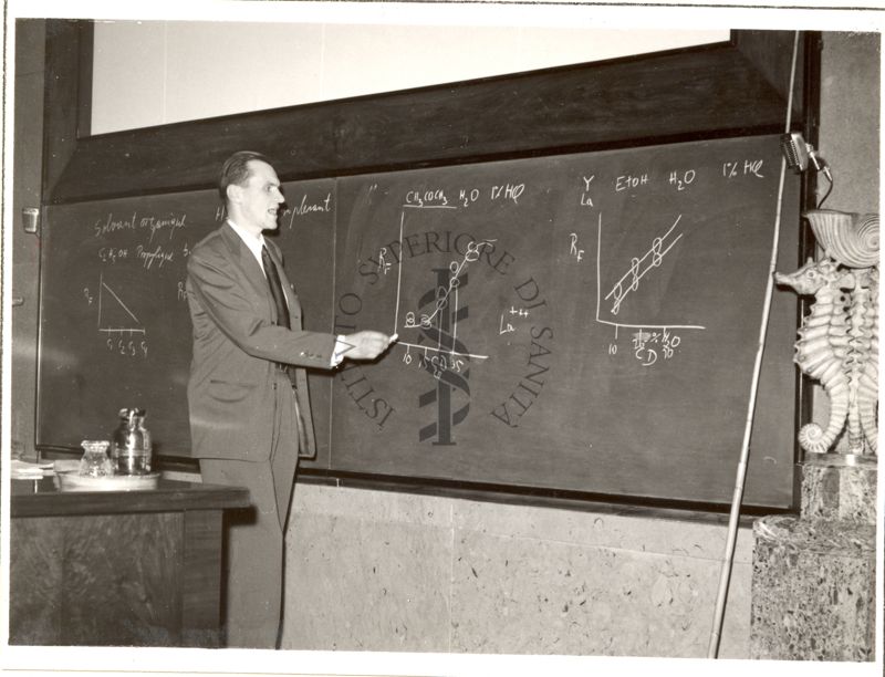 Il Prof. Michael Lederer alla lavagna dell'aula magna