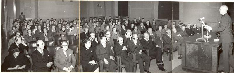 Il Prof. Schmith parla dal banco dei relatori. In platea, in prima fila da destra a sinistra Bovet (terzo), Marotta (sesto), Chain (nono)