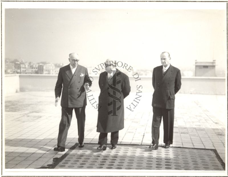 Il Prof. Domenico Marotta e il Dott. Massimo Pantaleoni accompagnano l'On. Guido Gonella sulla terrazza dell'Istituto superiore di Sanità