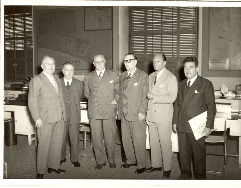 Foto di gruppo in una stanza dell'istituto Superiore di Sanità
Da sinistra a destra: On. Luigi Carmagnola, On. Giuseppe Alberti,  Prof. Domenico Marotta. Il quinto da sinistra On. Piero Montagnani Marelli e l'On. Giuseppe Roda