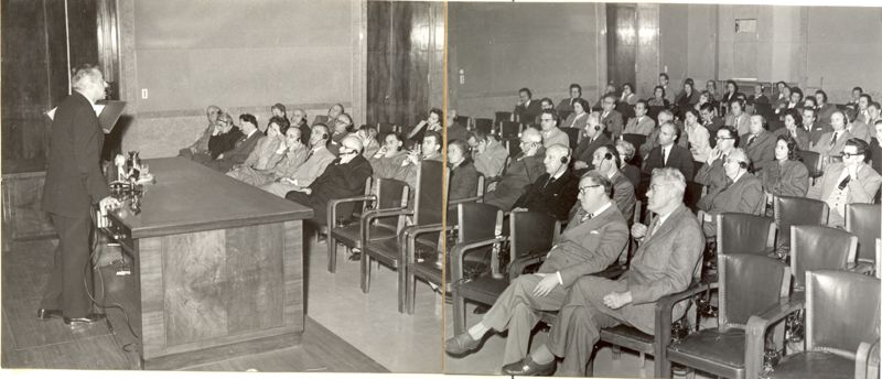 Il Prof. Arthur Mirsky parla alla platea dell'aula magna