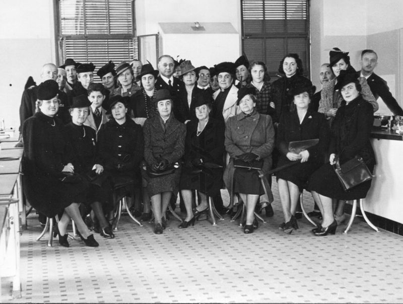 Foto di gruppo delle socie del Lyceum in un laboratorio dell'Istituto di Sanità Pubblica, con al centro il Prof. Domenico Marotta, Direttore dell'Istituto