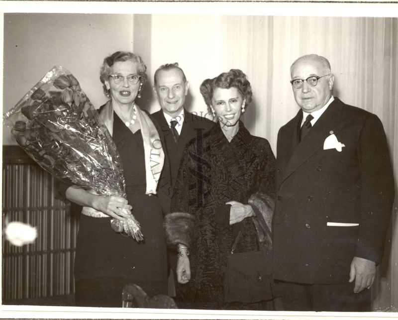 Foto di gruppo in una stanza della Direzione. Da sinistra la Prof.ssa Helen Brooke Taussig, il Dott. Massimo Pantaleoni e il Prof. Domenico Marotta