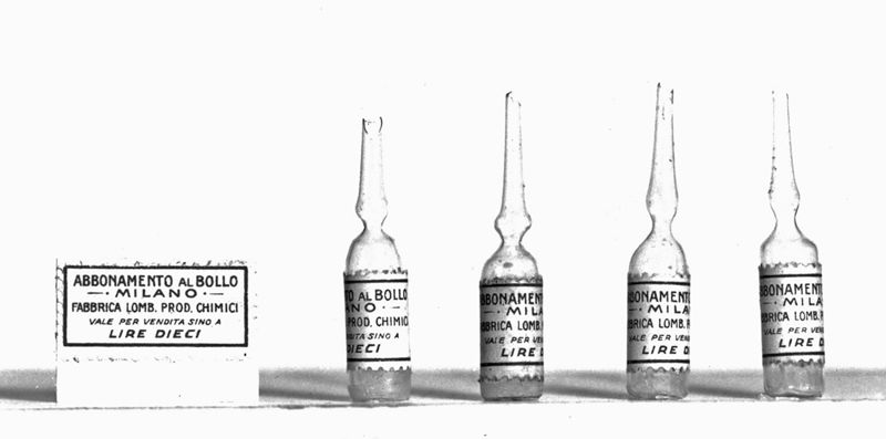 Una scatola e quattro fialette con estremità spezzate.
Sull'etichetta della scatola e delle fialette si legge:
Abbonamento al Bollo
Milano
Fabbrica lomb. prod. chimici
Vale per vendita singola
Lire dieci