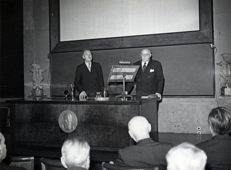 Il Prof. Domenico Marotta (a destra) presenta il Prof. Antoine Lacassagne (a sinistra) invitato a tenere una conferenza all'Istituto Superiore di Sanità