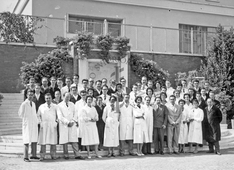 Foto di gruppo all'esterno dell'Istituto Superiore di Sanità, nei pressi del garage