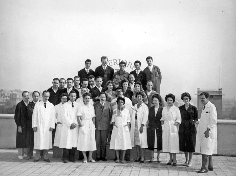 Foto di gruppo all'esterno dell'Istituto Superiore di Sanità, sulla terrazza dell'edificio centrale, con al centro il Prof. Ernst Boris Chain