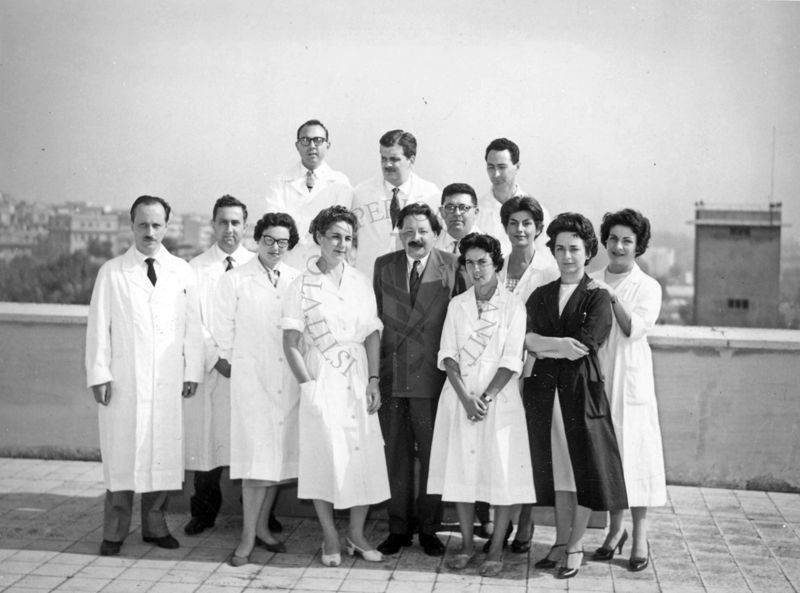 Foto di gruppo all'esterno dell'Istituto Superiore di Sanità, sulla terrazza dell'edificio centrale, con al centro il Prof. Ernst Boris Chain e, secondo da sinistra, in prima fila, il Prof. Francesco Pocchiari