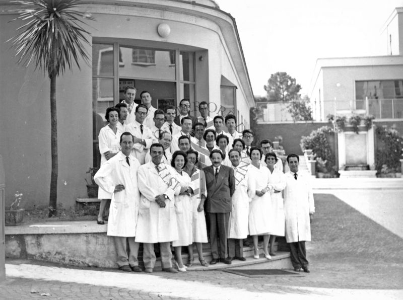 Foto di gruppo all'esterno dell'Istituto Superiore di Sanità, nei pressi dell'ingresso di Via Tiburtina 221