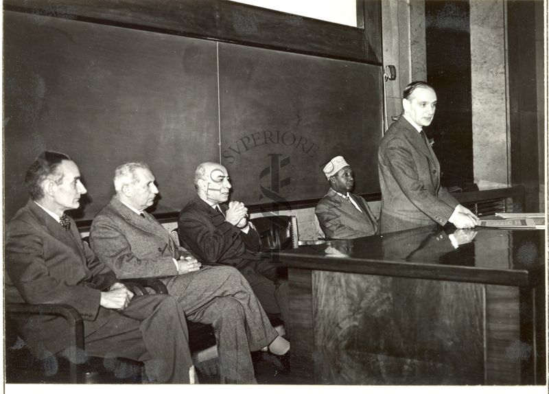 Consegna dei diplomi ai 35 partecipanti al II° Corso per Assistenti Sanitari Somali alla Presenza del Ministro della Sanità. S.E. Camillo Giardina che in questa foto effettua un intervento in aula; tra le persone sedute è riconoscibile, primo da sinistra il Prof. Daniel Bovet