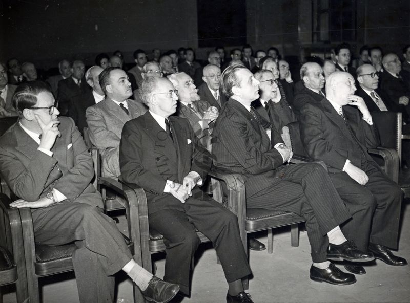 Parte dell'uditorio presente nell'aula magna dell'Istituto Superiore di Sanità durante la conferenza del Prof. Antoine Lacasagne. In prima fila, primo a sinistra, il Dr. Giuseppe Penso.