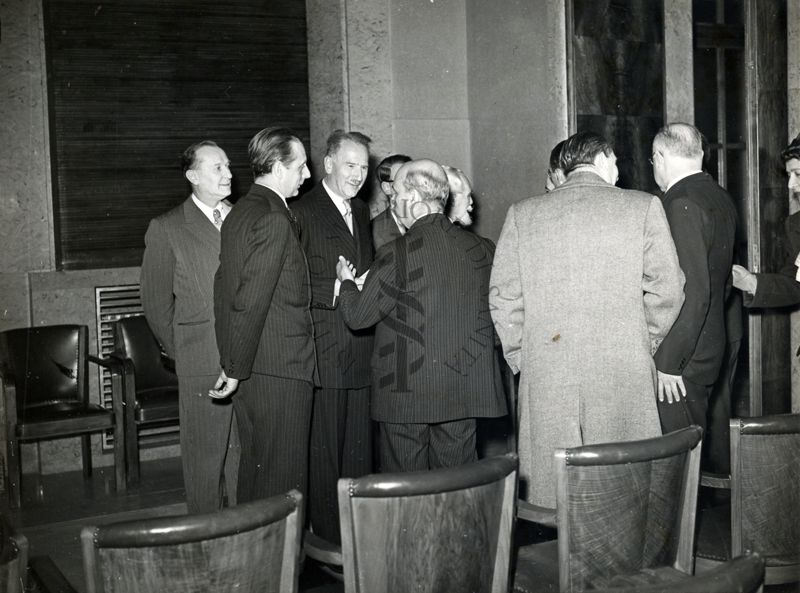 Il Prof. Antoine Lacassagne (terzo da sinistra) conversa con alcuni dei convenuti al termine della sua conferenza tenuta nell'aula magna dell'Istituto Superiore di Sanità. Nella foto è inquadrato anche il Dr. Massimo Pantaleoni (primo a sinistra)