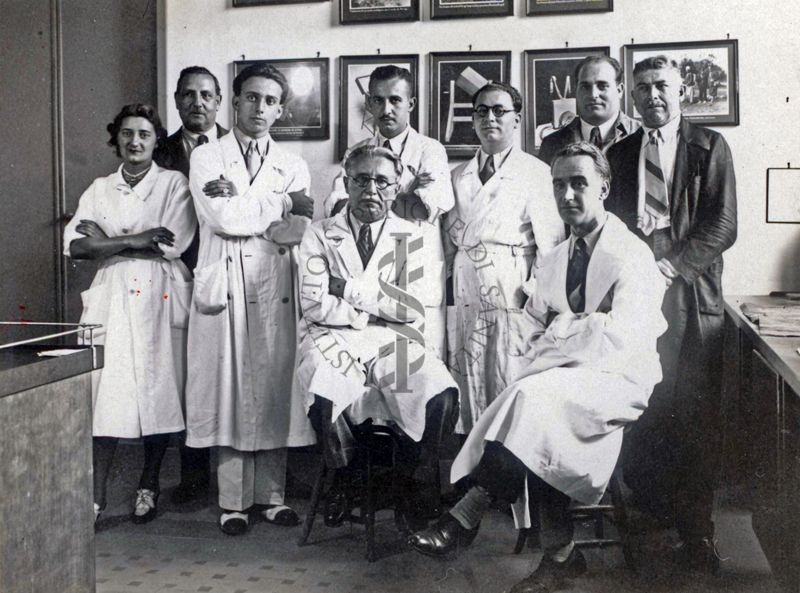 Corso per medici stranieri, seduto, al centro, il Prof. Alberto Missiroli