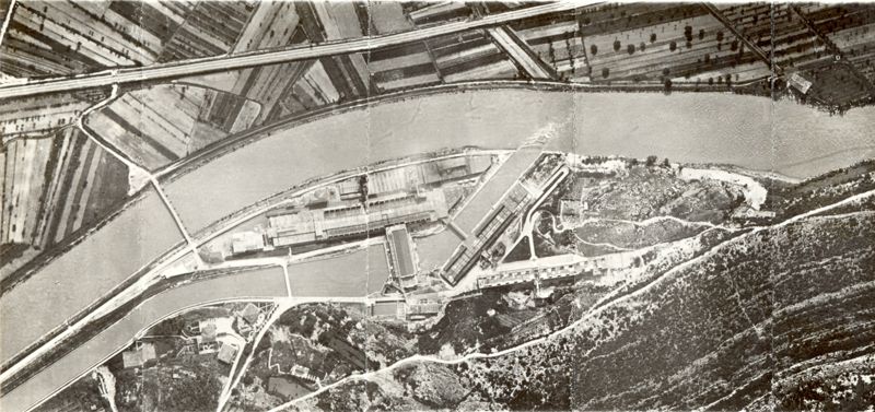 Veduta generale della fabbrica dell'alluminio di Moro (Trento) vista dall'aeroplano.