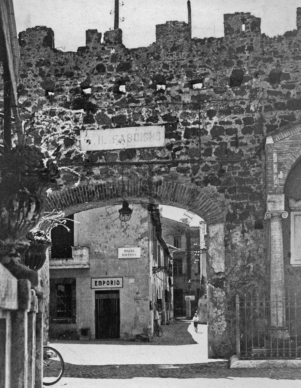 Antiche mura ed una porta d'entrata al borgo