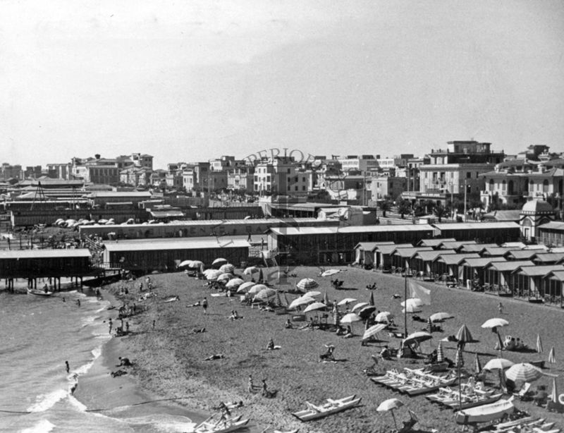 Ostia Lido - Tratto di spiaggia e case verso levante, fotografate dalla torretta dello Stabilimento "Roma"