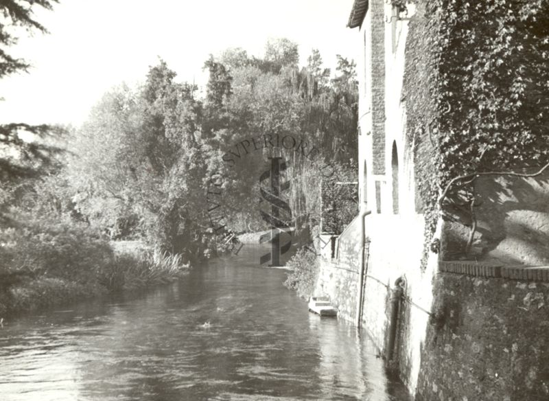 Il fiume Ninfa, all'uscita del Lago omonimo