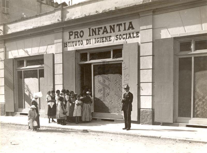 Istituto d'Igiene sociale "Pro Infanzia" S. Remo-Prospetto dell'Istituto e ingresso del pubblico