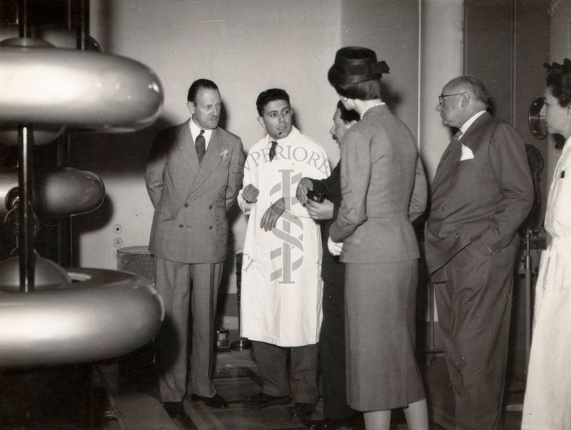 L'Ambasciatore Britannico Sir Ashley Clarke e signora, visitano gli ambienti del laboratorio di Fisica in presenza di alcuni ricercatori e del prof. Domenico Marotta (direttore dell'I.S.S.) e del prof. Ernst Boris Chain.