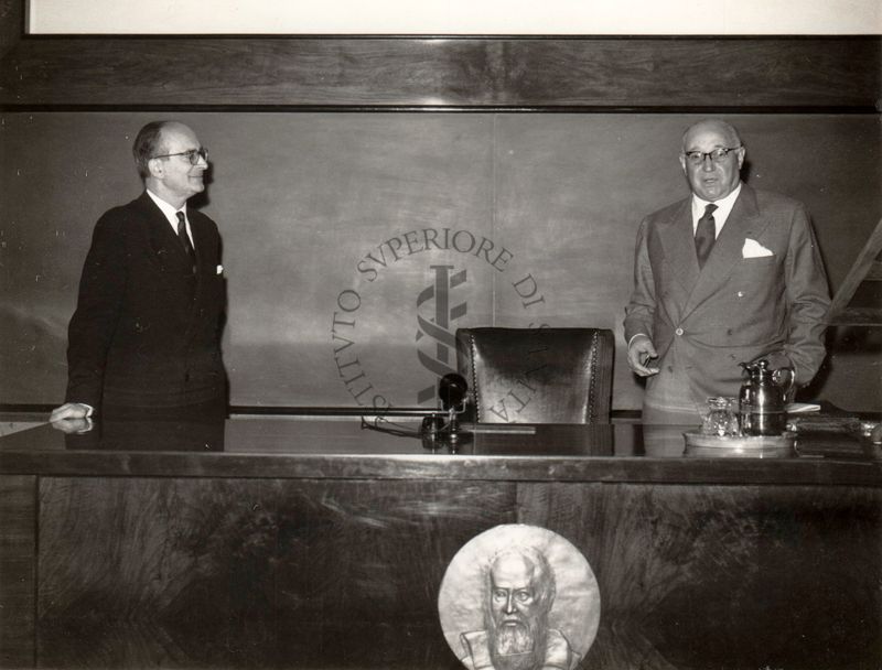 Il Prof. Héctor Croxatto (lato sinistro) ed  il Prof. Domenico Marotta (lato destro) intenti in una conversazione nell'aula magna.