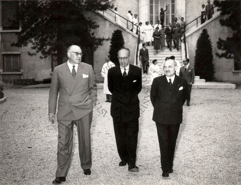 Il Prof. Héctor Croxatto (al centro) in conversazione con il Prof. Domenico Marotta (lato sinistro) ed un altro personaggio, nel cortile dell'Istituto Superiore di Sanità.