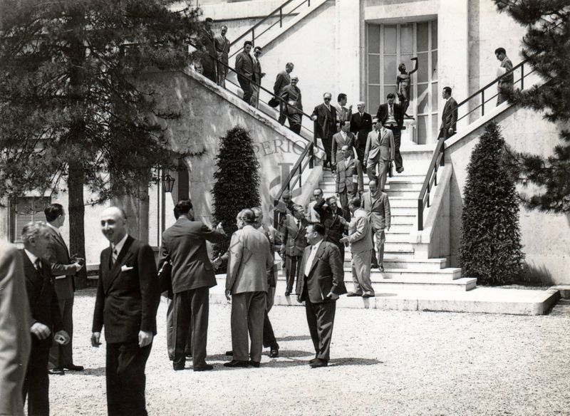 Partecipanti al Convegno Nazionale di Edilizia e Tecnica Ospedaliera che scendono in giardino dalla scalinata nei pressi della Direzione