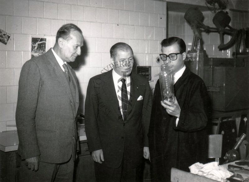 Il prof. Makeen  (al centro della foto) visita un laboratorio dell'Istituto Superiore di Sanità in presenza del prof. Massimo Pantaleoni (primo a sinistra) ed un ricercatore.