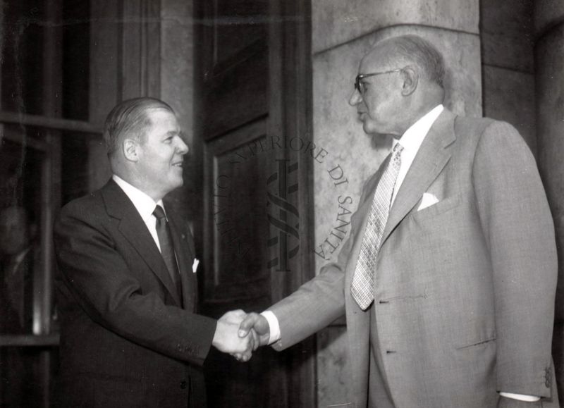 Il prof. Makeen (lato sinistro) stringe la mano al prof. Domenico Marotta (lato destro) all'ingresso dell'Istituto Superiore di Sanità.