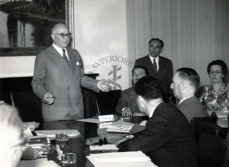 Rappresentanti della U.E.O. seduti al tavolo nell'aula "Ferro di cavallo" con il prof. Domenico Marotta (persona in piedi sul lato sinistro della foto).