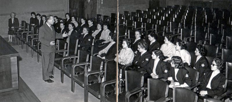 Assistenti sanitarie dell'O.N.A.R.M.O. sedute nell'aula magna dell'Istituto Superiore di Sanità seguono una spiegazione del prof. Massimo Pantaleoni.