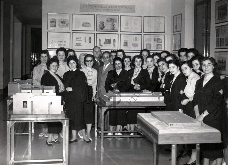 Foto di gruppo delle assistenti sanitarie dell'O.N.A.R.M.O. con il prof. Massimo Pantaleoni, all'interno del museo dell'Istituto Superiore di Sanità.