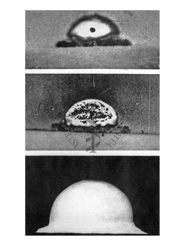 Tre consecutive fasi dello scoppio della bomba "atomica"