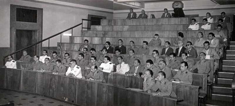 Ufficiali delle Forze Armate seduti sugli scranni dell'anfiteatro dell'Istituto Superiore di Sanità.