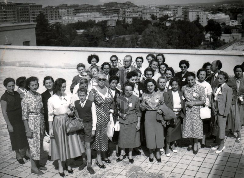 Foto di gruppo sul terrazzo dell'Istituto Superiore di Sanità delle Assistenti Sanitarie con il prof. Massimo Pantaleoni.