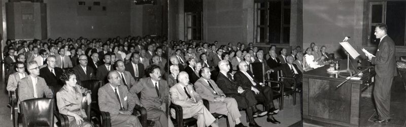 Il Prof. Hans Adolf Krebs (lato destro della foto) tiene una lezione nell'Aula Magna dell'Istituto Superiore di Sanità. Possiamo individuare tra le persone presenti in prima fila: il prof. Boris Chain (terzo da sinistra) e il prof. Domenico Marotta (settimo da sinistra).