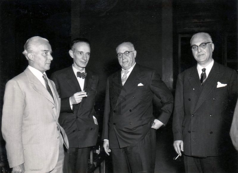 Nella foto possiamo individuare, partendo da sinistra: il Prof. Giuseppe Russo, il Prof. Daniel Bovet (secondo da sinistra)   il Prof. Domenico Marotta (terzo da sinistra),ed un altro personaggio non individuato presente al convegno del Prof. Hans Adolf Krebs (Premio Nobel) nell'Istituto Superiore di Sanità.