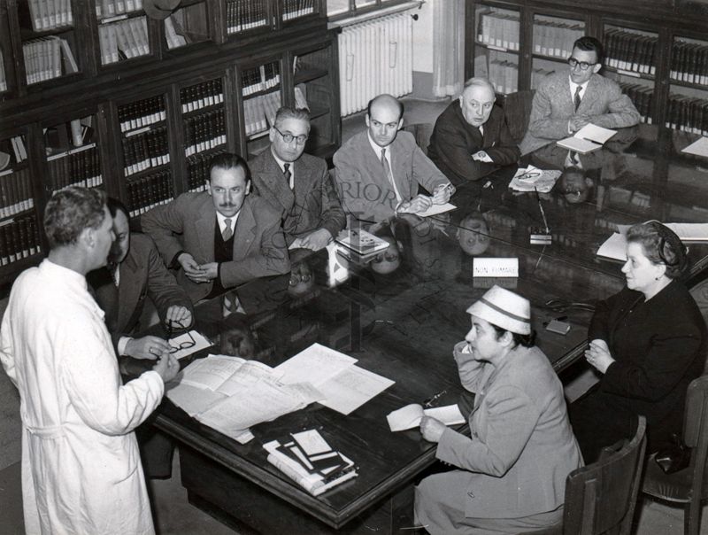 Chimici provinciali seguono un corso di aggiornamento in una sala dell'Istituto Superiore di Sanità.