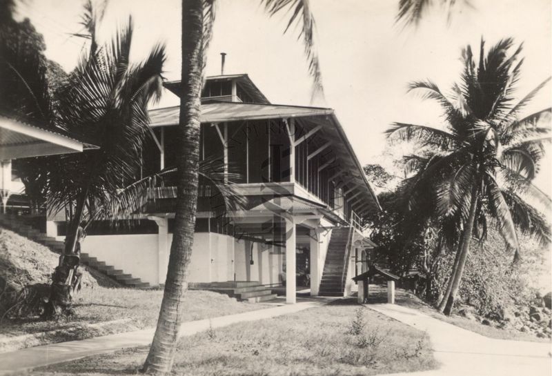 Edificio a due piani con palme a Panama